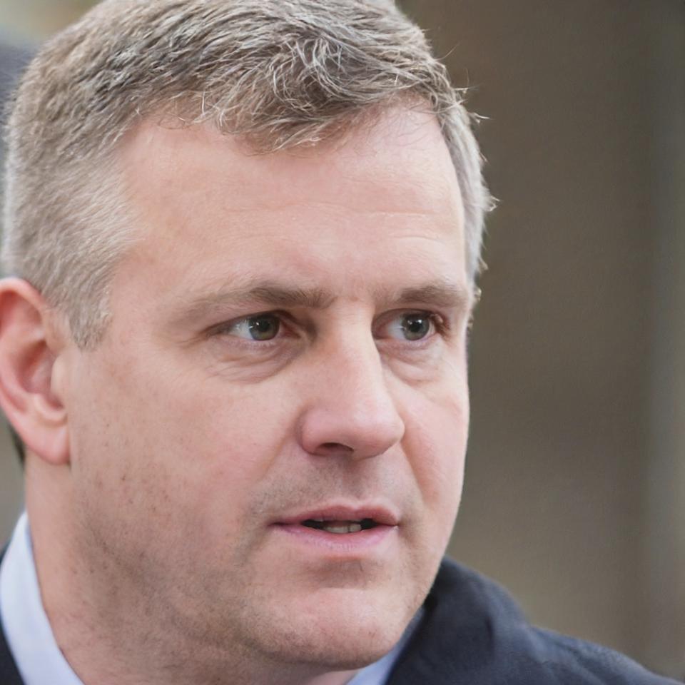 Consultant en finances personnelles expliquant les méthodologies d'analyse