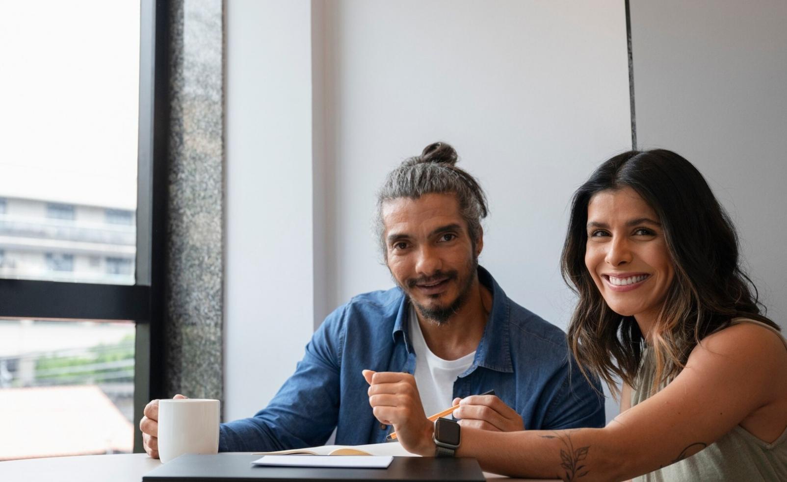 Équipe travaillant sur l'analyse de données budgétaires