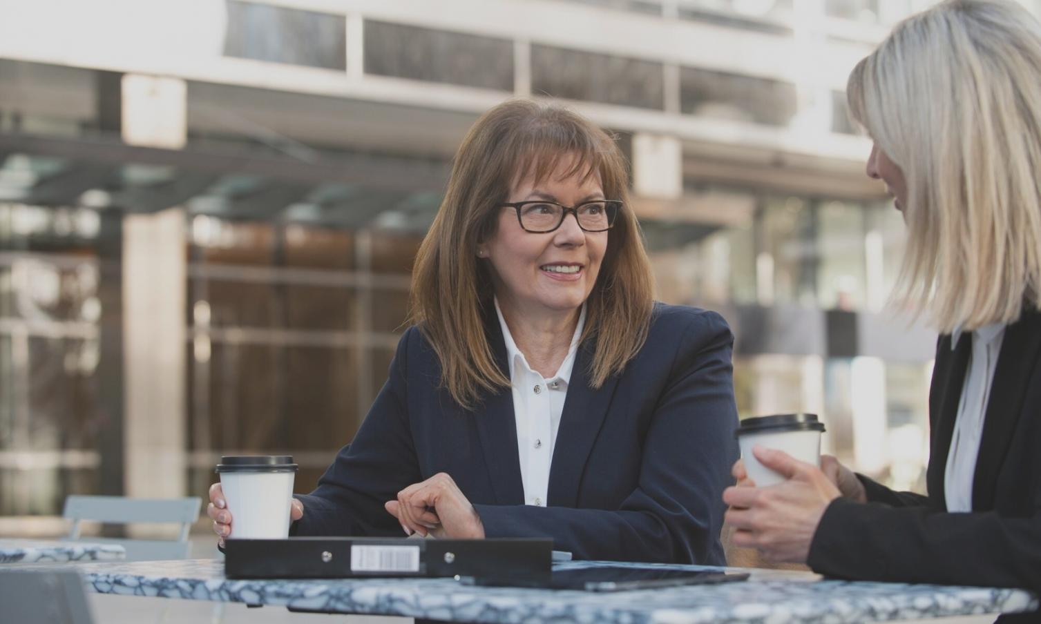 Réunion d'équipe autour de documents financiers et rapports